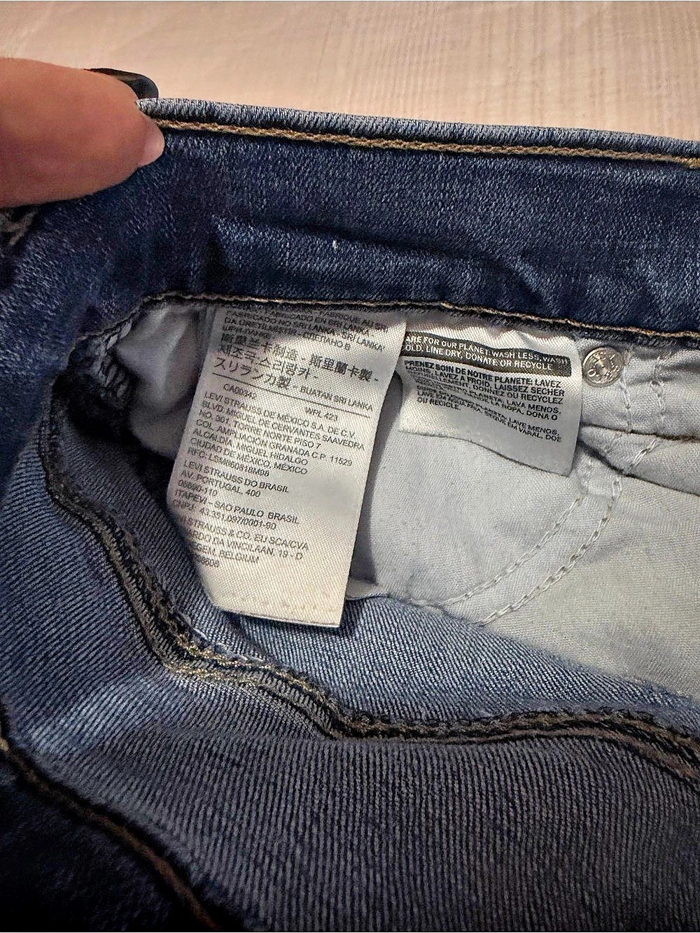 LEVIS High Rise Shorts Distressed Denim Shorts in Blue Waist 26 - Picture 4 of 4